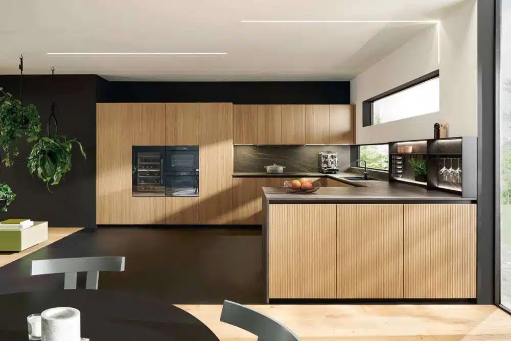 next125 Design U-Küche mit geriffelten Holzfronten