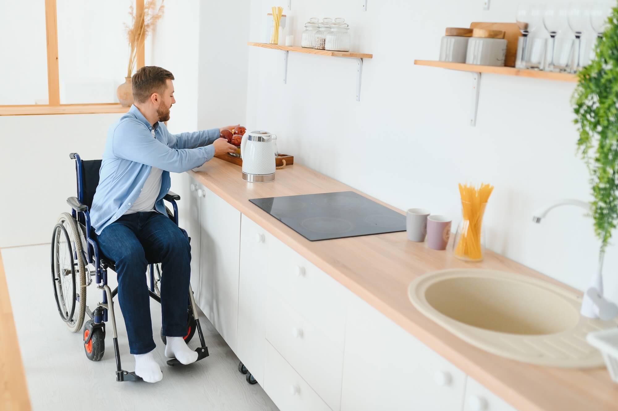 Rollstuhlfahrer in Küche
